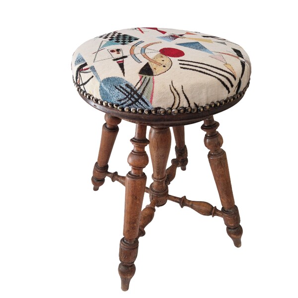 Français tabouret de piano antique avec siège de tapisserie abstraite moderniste, décor de salle de musique, art de style Kandinsky