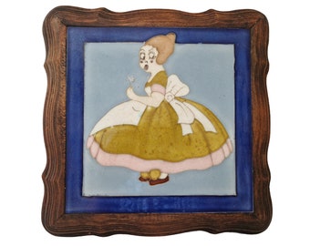 Dessous de plat en carreaux de céramique Art déco avec petite fille et support en bois sculpté, repose-pot français antique