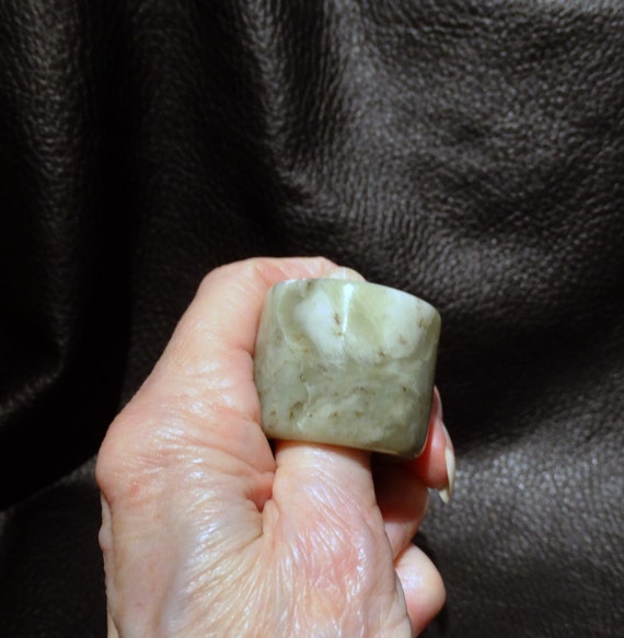 Jade Thumb Ring, Qing Dynasty Nephrite - image 3