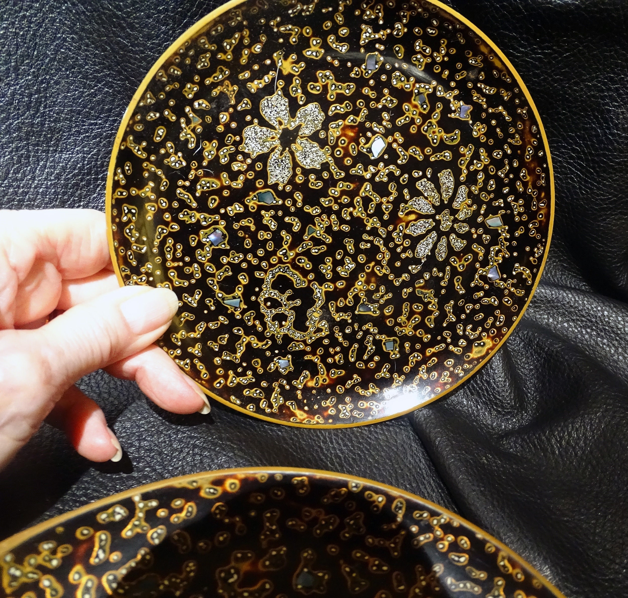 金彩蒔絵 菊松文様 漆器プレート 金彩蒔絵 菊松文様 漆器プレート - メルカリ