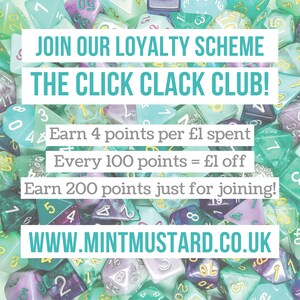 K&ouml;nnte beinhalten: Ein Nahaufnahmebild einer Vielzahl von gr&uuml;nen, violetten und wei&szlig;en W&uuml;rfeln mit goldenem Glitzer. Der Text "JOIN OUR LOYALTY SCHEME THE CLICK CLACK CLUB! Earn 4 points per &pound;1 spent Every 100 points = &pound;1 off Earn 200 points just for joining! WWW.MINTMUSTARD.CO.UK" ist auf dem Bild zu sehen.