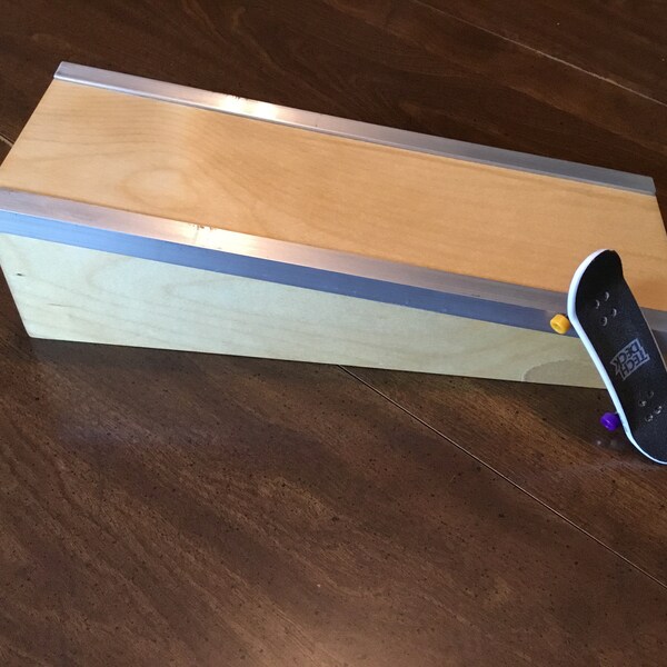 Fingerboard obstacle slanted box