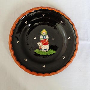 Plato vintage de arte popular húngaro • Pastor y cordero pintados a mano • Cerámica vidriada negra de 17,5 cm • Decoración rústica para pared • Cerámica popular europea