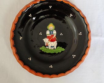 Vintage Ungarische Keramik Platte, Schwarze Glasur ausgebogter Terrakotta, Handbemalte Bauernkunst, Europäische Volkskunst, Wandbehang, 18 cm
