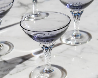 Set mit 5 rauchigen Amethyst-Champagner-Coupés, 1950er Jahren, seltenen Vintage-Purpur-Graugläsern, Cocktailgläser mit gedrehtem Stiel, moderne Barware der Mitte des Jahrhunderts