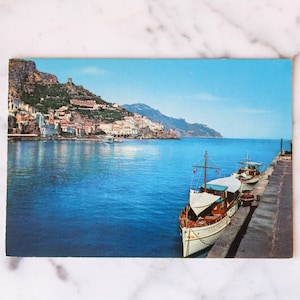 Cartolina d'epoca di Amalfi, anni '60 - Vista del porto della costa italiana, porto di Amalfi, oggetto da collezione di viaggio retrò