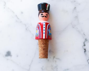 Vintage Ungarischer Weinflaschenverschluss aus Holz, Handbemalte Volkskunstfigur Korken, Osteuropäischer Husarenweinretter, Retro Barware Geschenk