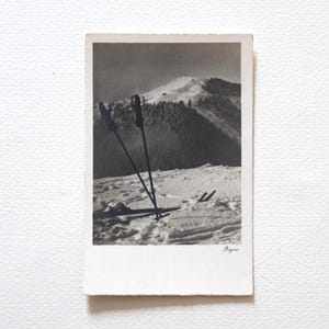 Seltene Vintage Schwarz-Weiß Ski Postkarte – Alpine Landschaftsfotografie – Sammlerstück Ungepostetes Ephemera von Begro