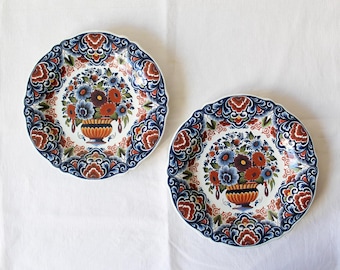 Vintage Delfter Wandteller, polychrom, 2er-Set, 24 cm (9,5 Zoll), handbemalt, mit floralem Muster, gewelltem Rand und Urnenmotiv, holländische Keramik.