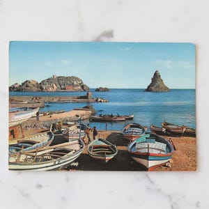 carte postale souvenir vintage - Carte postale vintage du port d'Aci Trezza - Charme côtier sicilien | Objet de collection italien rétro