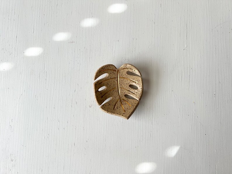 Monstera Ring Dish Stoneware with 22k gold image 1