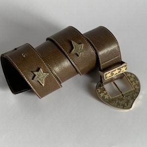 80er Jahre olivgrüner Ledergürtel mit silbernen Sternen-Hardware, Vintage-Ledergürtel Damen, Khaki-Ledergürtel, grüner Ledergürtel, Stern-Hardware-Gürtel