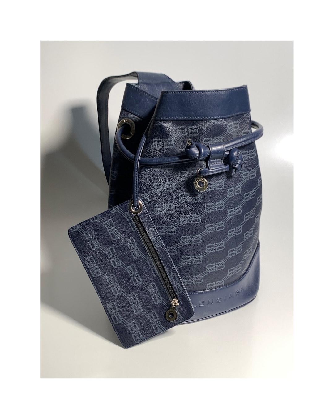 ショルダーバッグ・ポシェット BALENCIAGA BUCKET BAG (70243123EBY 4809) Balenciaga New Black Hearts Bucket Bag - Vintage Lux