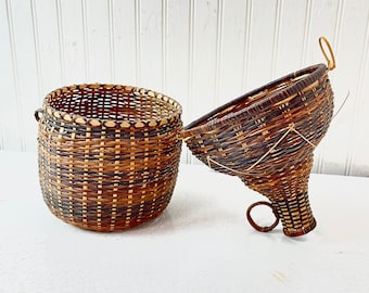 Könnte beinhalten: Zwei geflochtene Körbe aus braunem und naturfarbenem Rattan. Ein Korb ist rund, der andere hat die Form eines Trichters. Beide Körbe haben einen Griff.