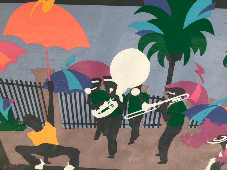 Puede incluir: Una ilustraci&oacute;n colorida de una banda de m&uacute;sica con una tuba, trompetas y tambores. La banda marcha por una calle con palmeras y paraguas en el fondo.