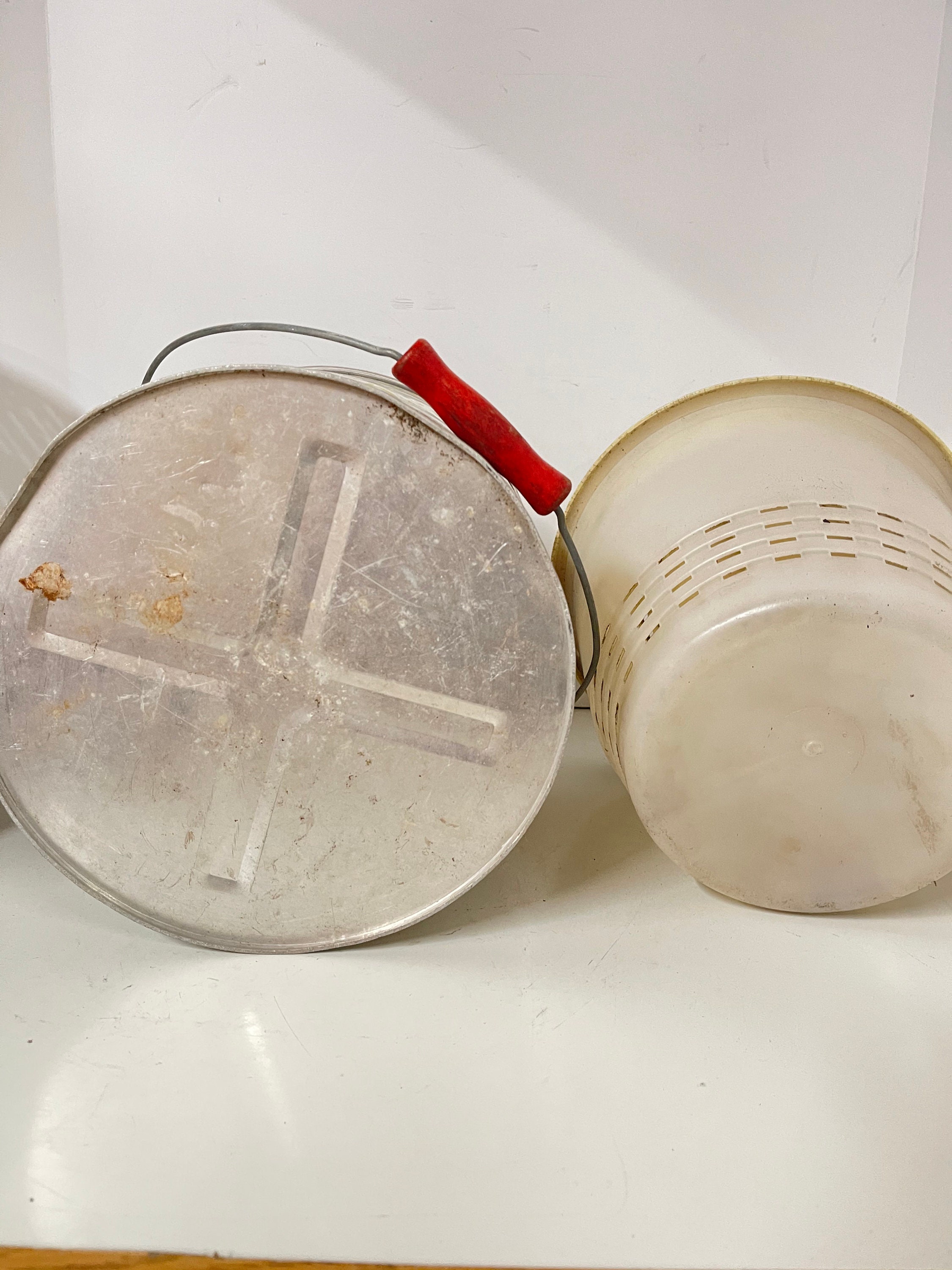 ANCIEN SEAU EN émaillé vintage quelque éclat dans leurs jus EUR 22,00