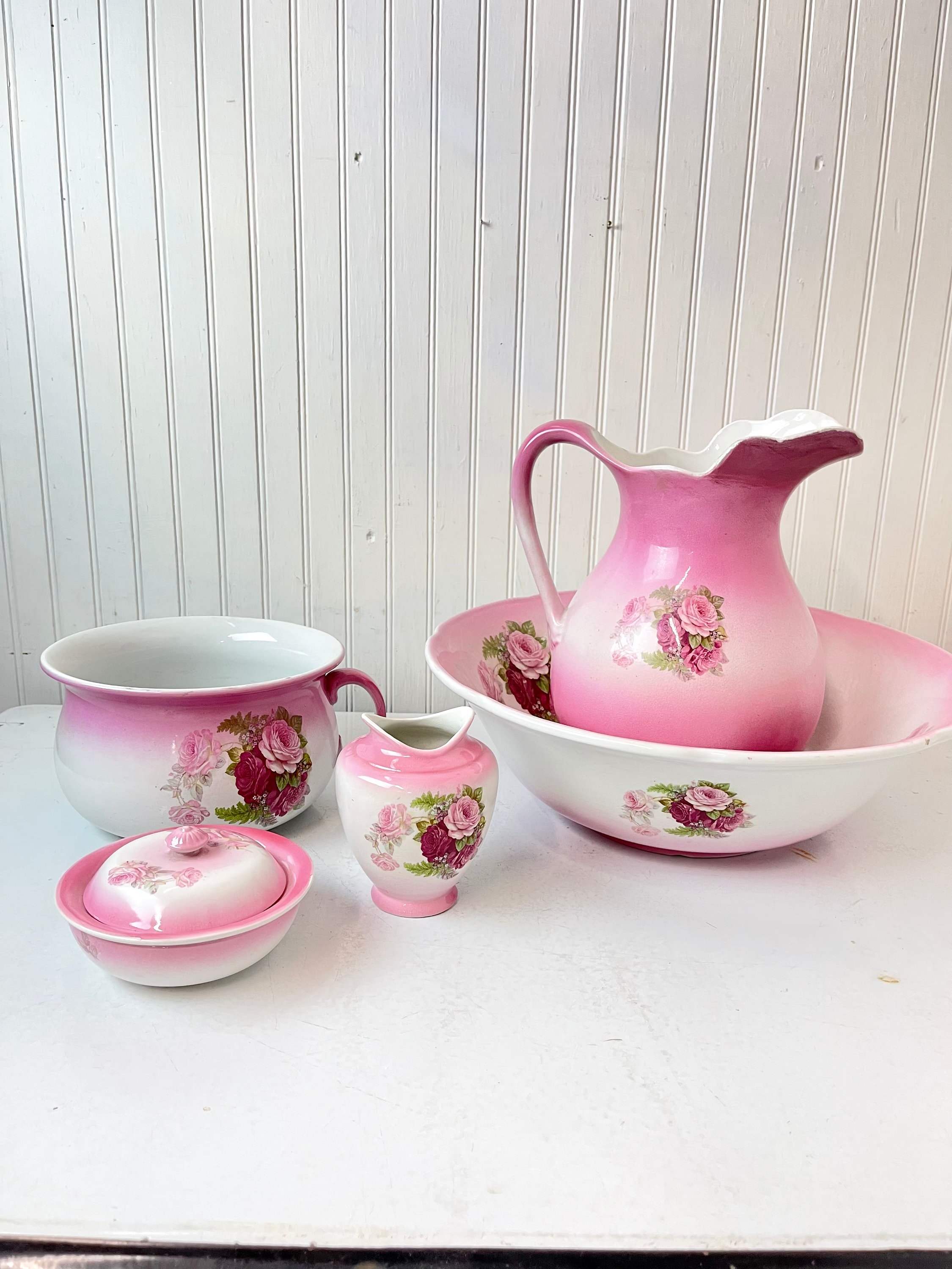 Pitcher and wash bowl, Fenton vanity set, pink flowers, water pitcher,  shabby chic decor, ceramic bowl, chamber pot, soap dish,dry sink, jug -  Etsy.de, image size:2250x3000