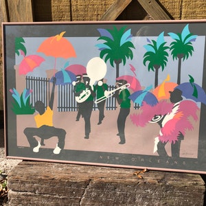 Puede incluir: Un p&oacute;ster vintage colorido con una silueta de una banda de marcha en Nueva Orleans. El p&oacute;ster presenta una paleta de colores vibrantes de rosa, azul, verde, amarillo y naranja. El texto "NEW ORLEANS" est&aacute; impreso en la parte inferior del p&oacute;ster.