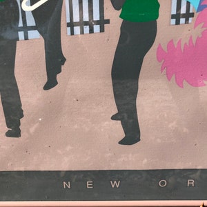 Puede incluir: Un p&oacute;ster vintage con una ilustraci&oacute;n en blanco y negro de personas en un desfile. El p&oacute;ster tiene el texto "NEW ORLE" en la parte inferior.