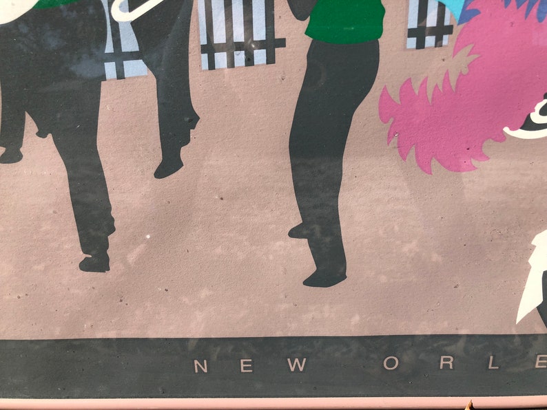 Puede incluir: Un p&oacute;ster vintage con una ilustraci&oacute;n en blanco y negro de personas en un desfile. El p&oacute;ster tiene el texto "NEW ORLE" en la parte inferior.