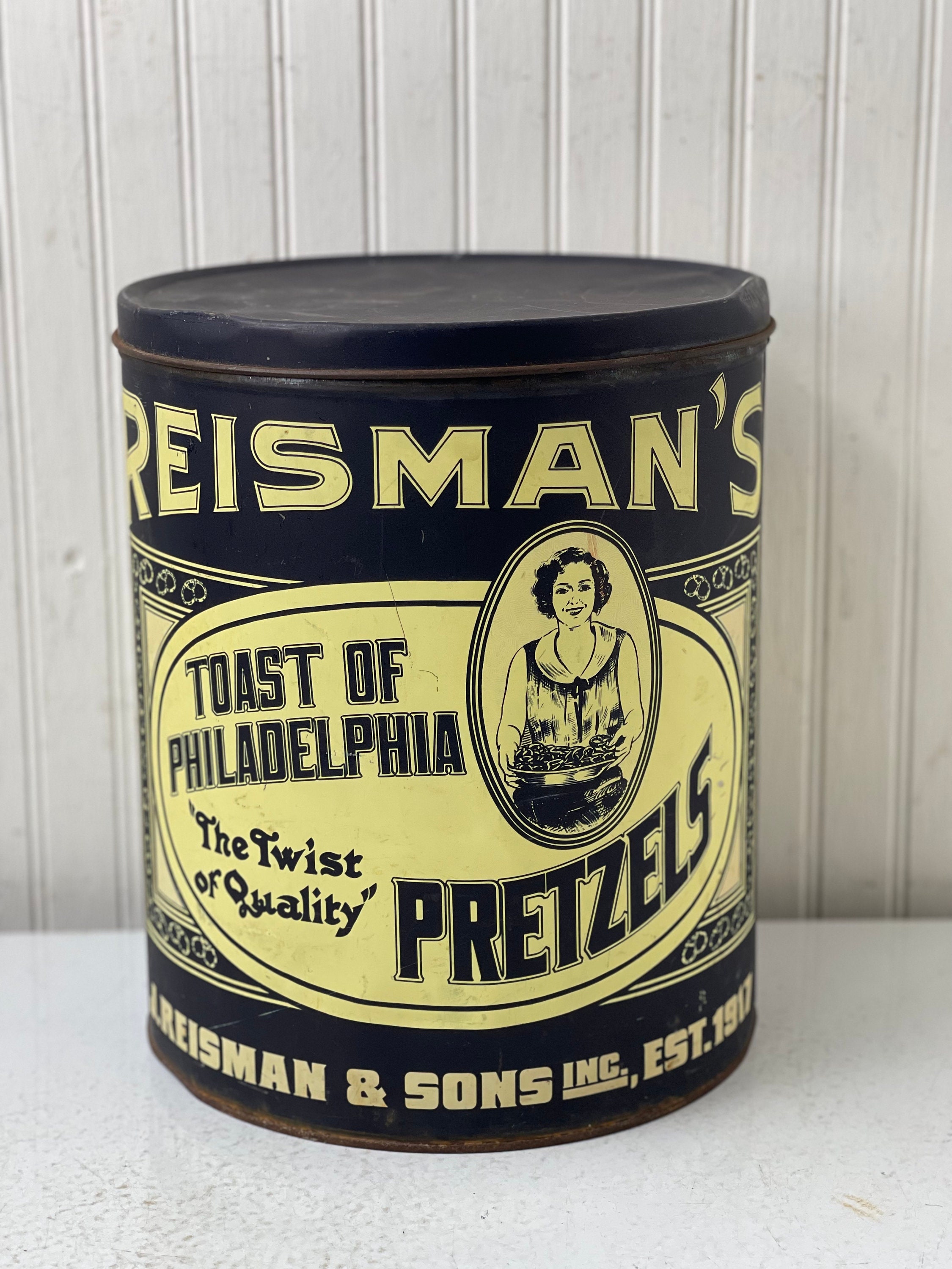 TOMガラス　メタル　ケース　REISMAN PRETZELS アメリカ Antique Reisman Pretzel Can,vintage Advertising, Large Can, Metal