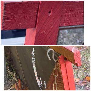 K&ouml;nnte beinhalten: Ein rotes Holzschild mit einem Metallhaken und einer Kette. Das Schild ist verwittert und hat einen gr&uuml;nen Hintergrund. Das Schild h&auml;ngt an einem Holzrahmen.