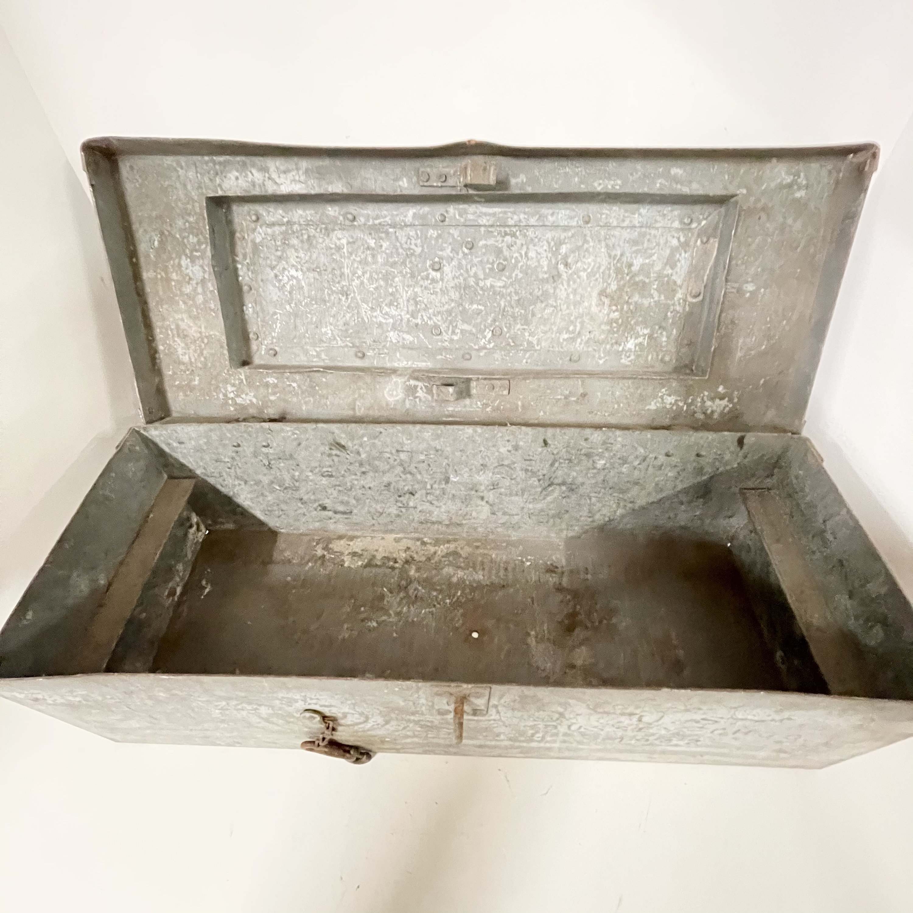 Vintage metal box, toolbox, container,storage, Bussey tool Vintage metal box, toolbox, container,storage, Bussey tool