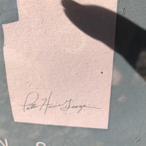 Puede incluir: Una impresi&oacute;n firmada de una pintura abstracta colorida con un esquema de color rosa, negro y blanco. La firma del artista, "Patti Haine Googa", es visible en la esquina inferior derecha.