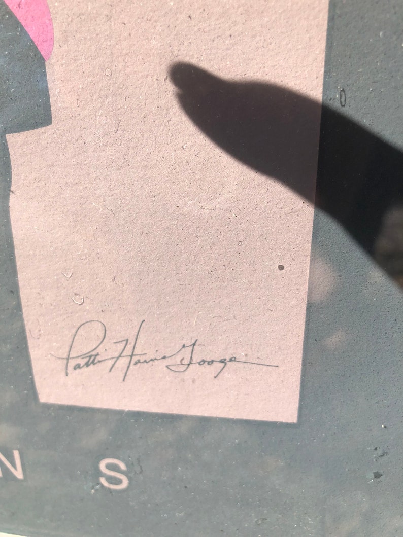 Puede incluir: Una impresi&oacute;n firmada de una pintura abstracta colorida con un esquema de color rosa, negro y blanco. La firma del artista, "Patti Haine Googa", es visible en la esquina inferior derecha.