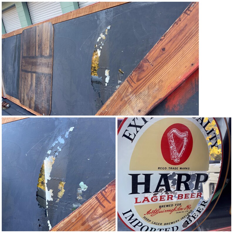 K&ouml;nnte beinhalten: Ein altes, verwittertes Metallschild, das f&uuml;r Harp Lager Bier wirbt. Das Schild ist rund und hat einen goldenen Hintergrund mit einem roten Harfenlogo und dem Text "Harp Lager Beer" in Schwarz. Das Schild ist teilweise besch&auml;digt, einige Farbe ist abgeplatzt.