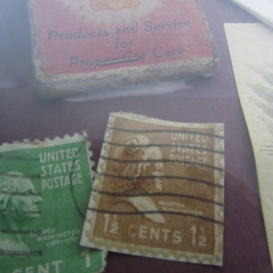 Puede incluir: Dos sellos postales vintage de los Estados Unidos. El sello verde presenta un retrato de George Washington y el texto "United States Postage". El sello marr&oacute;n presenta un retrato de Martha Washington y el texto "United States Postage 1 1/2 Cents 1 1/2".