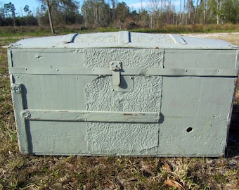 Vintage trunk, Antique Steamer Trunk, Round Top Trunk, Chest, storage box, 1800 treasure trunk, treasure chest, pirate chest, vintage trunk