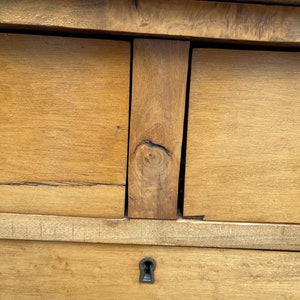 Puede incluir: Primer plano de una c&oacute;moda de madera con dos cajones y una cerradura. Los cajones son de madera clara con un acabado natural. La cerradura se encuentra en el caj&oacute;n inferior.