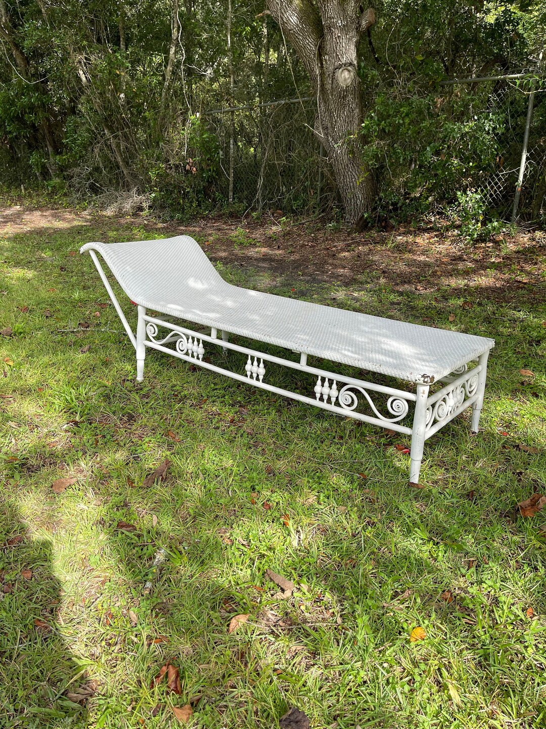 Antique White Wicker Chair,patio Furniture, Chaise Chair, Photo Prop