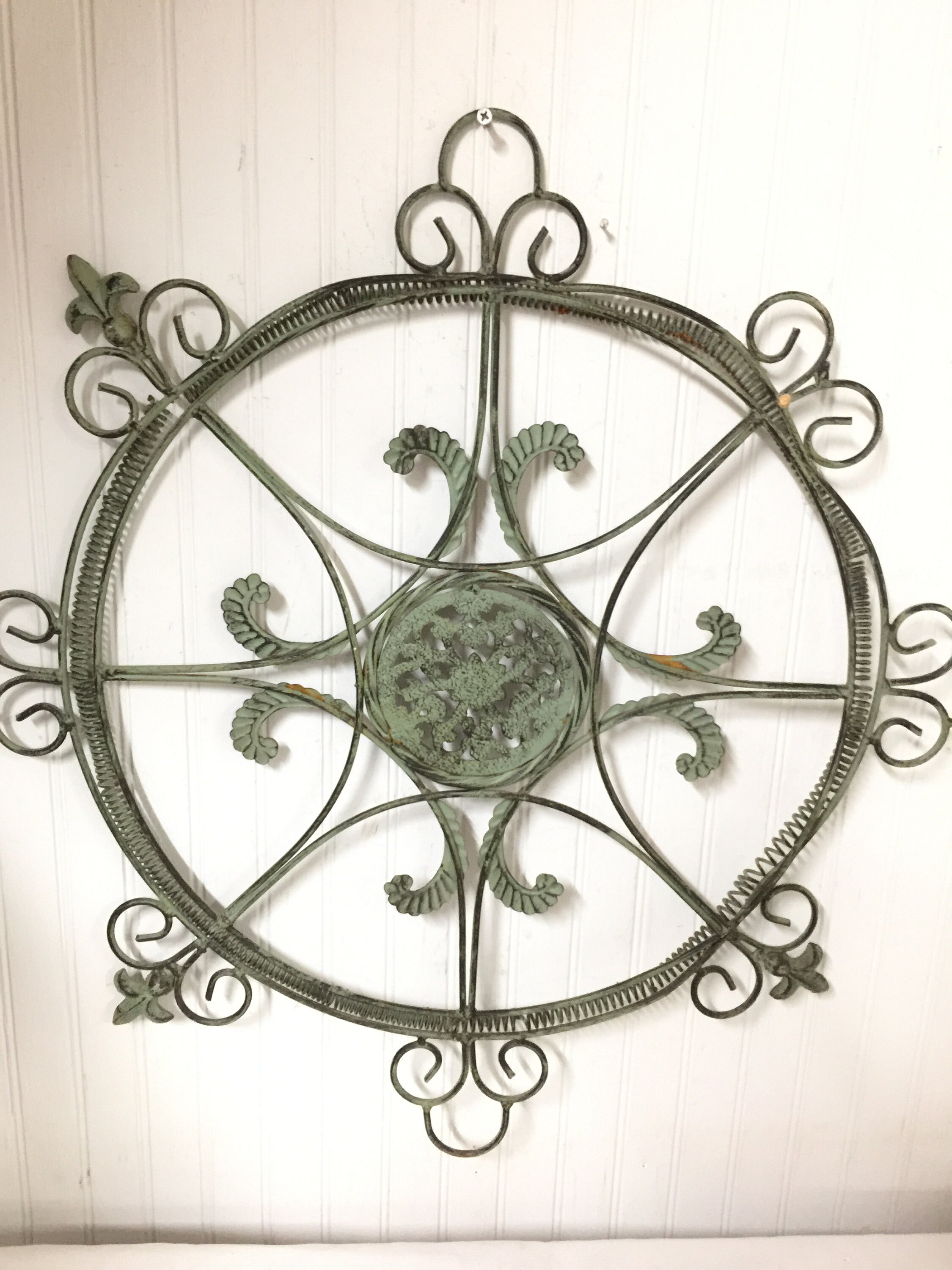 Vintage Metal Scroll Wall Hanging, medallón, decoración de pared de metal,  decoración francesa, decoración vintage, ornate metal wall hanginG,  escultura de metal - Etsy México, image size:2250x3000