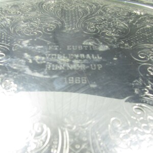 Op de afbeelding: Zilveren dienblad met een gegraveerd ontwerp en de tekst "Ft. Eustis Volleyball Runner-Up 1966".