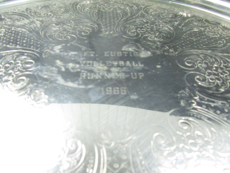 Op de afbeelding: Zilveren dienblad met een gegraveerd ontwerp en de tekst "Ft. Eustis Volleyball Runner-Up 1966".