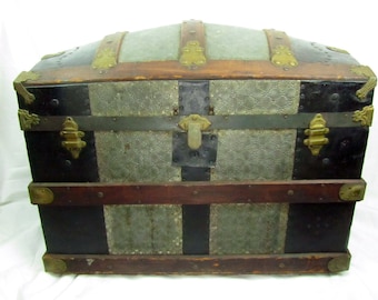 Vintage trunk,Antique Steamer Trunk, Round Top Trunk,Chest, storage box,1800 treasure trunk,treasure chest,pirate chest,vintage trunk