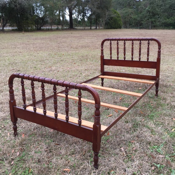 Antique Bed Wood Jenny Lind, Antique Spindle Twin Bed