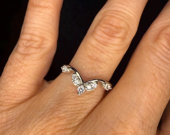 Anillo de boda con diseño de chevrón en oro blanco de 14 quilates y diamantes.
