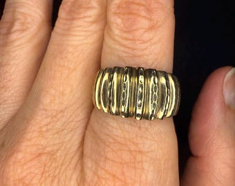 Anillo texturizado de oro de 10 quilates