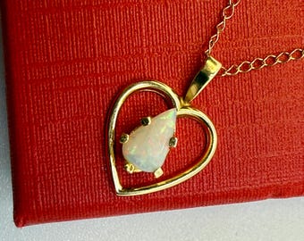 Collar con colgante de corazón de ópalo en oro de 14 quilates