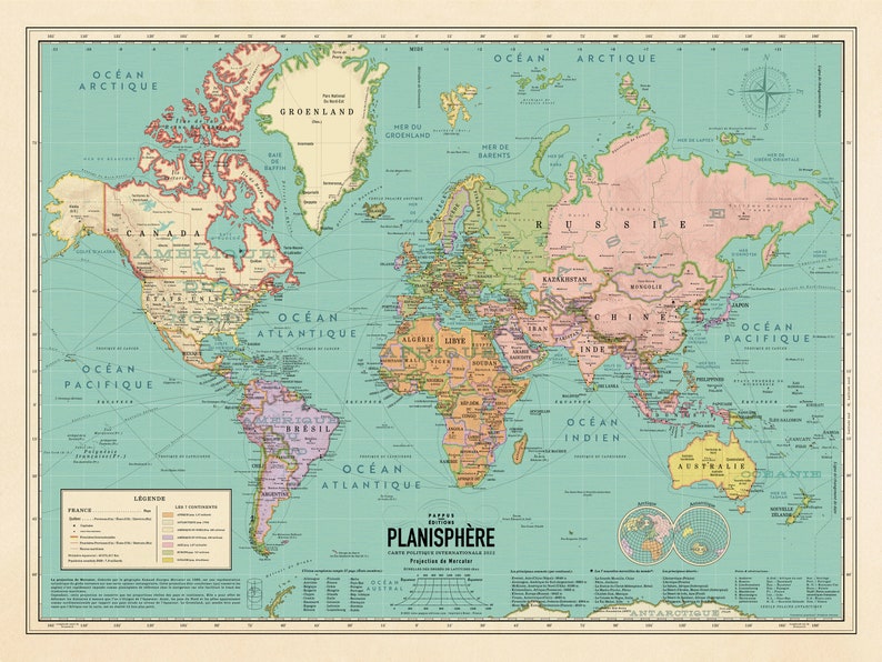 K&ouml;nnte beinhalten: Eine Weltkarte im Vintage-Stil mit blauem Ozeanhintergrund und Landmassen in verschiedenen Farben. Die Karte tr&auml;gt den Titel "Planisph&auml;re" und enth&auml;lt eine Legende und eine Kompassrose.