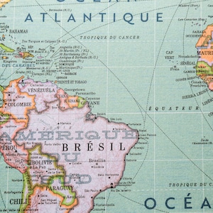 K&ouml;nnte beinhalten: Eine Vintage-Karte von S&uuml;damerika mit Schwerpunkt auf Brasilien. Die Karte ist auf einem hellblauen Hintergrund mit braunen Linien und Text gedruckt. Die Karte zeigt die L&auml;nder S&uuml;damerikas, darunter Brasilien, Argentinien, Chile, Peru, Kolumbien, Venezuela, Guyana, Suriname und Franz&ouml;sisch-Guayana. Die Karte zeigt auch wichtige St&auml;dte, Fl&uuml;sse und Berge.