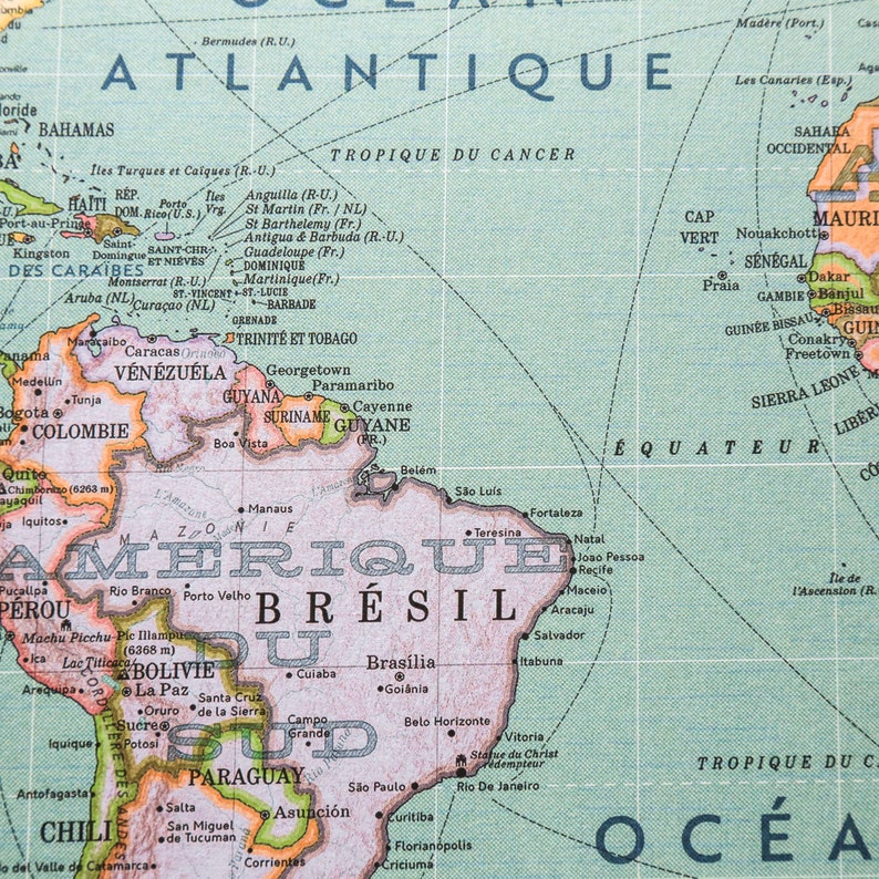 K&ouml;nnte beinhalten: Eine Vintage-Karte von S&uuml;damerika mit Schwerpunkt auf Brasilien. Die Karte ist auf einem hellblauen Hintergrund mit braunen Linien und Text gedruckt. Die Karte zeigt die L&auml;nder S&uuml;damerikas, darunter Brasilien, Argentinien, Chile, Peru, Kolumbien, Venezuela, Guyana, Suriname und Franz&ouml;sisch-Guayana. Die Karte zeigt auch wichtige St&auml;dte, Fl&uuml;sse und Berge.