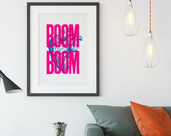 Boom Boom Neon Roze Zeefdruk Poster 50 x 70 cm - Gesigneerd door de kunstenaar