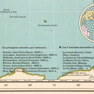 K&ouml;nnte beinhalten: Eine Vintage-Weltkarte mit blauem Hintergrund und gelben Gitterlinien. Die Karte zeigt die Kontinente und Ozeane. Die Karte enth&auml;lt auch eine Liste der sieben neuen Weltwunder und der h&ouml;chsten Berge auf jedem Kontinent. Der Text auf der Karte ist in Franz&ouml;sisch.