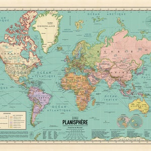 Op de afbeelding: Een vintage wereldkaart met een blauwe oceaanachtergrond en continenten in verschillende tinten roze, geel en groen. De kaart is getiteld "Planisphere" en bevat de tekst "Carte Politique Internationale 1955" en "Projection de Mercator".
