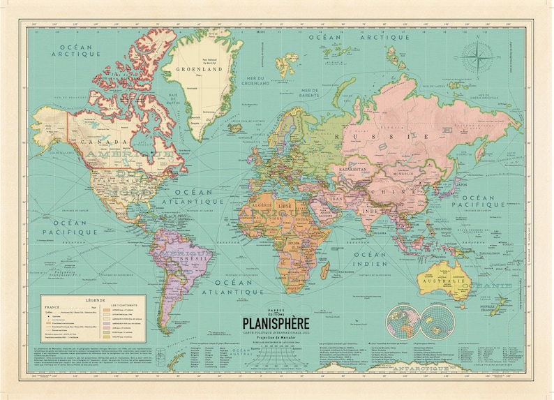 Op de afbeelding: Een vintage wereldkaart met een blauwe oceaanachtergrond en continenten in verschillende tinten roze, geel en groen. De kaart is getiteld "Planisphere" en bevat de tekst "Carte Politique Internationale 1955" en "Projection de Mercator".
