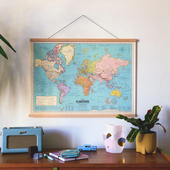 Kit Affiche Carte du monde Actuel, Mappemonde, planisphère Style vintage détaillé (français) avec porte affiche aimanté. Worldmap